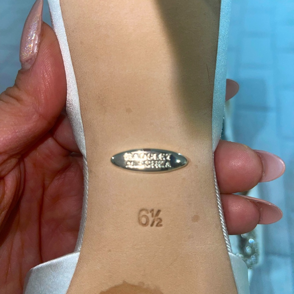 Badgley mischka satin heels